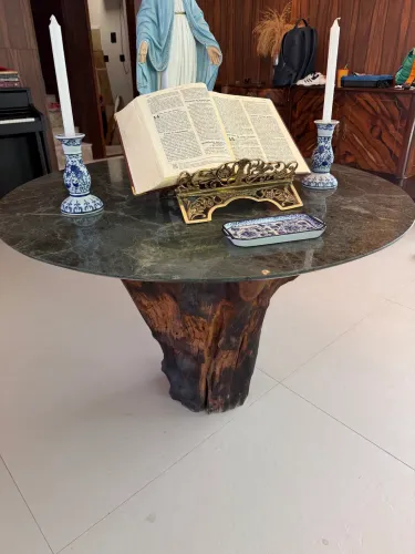 MESA NOBRE EM MÁRMORE E TRONCO