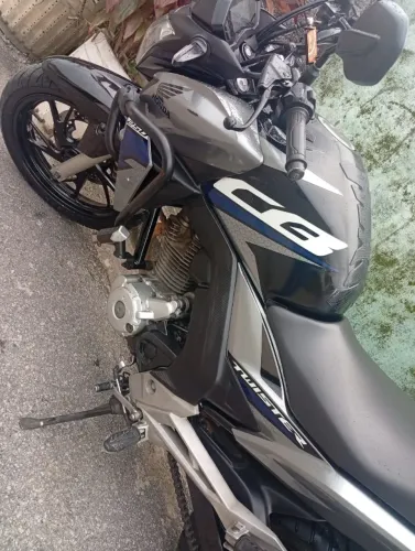 Honda CB Twister ano 2019, na cor preta, em excelente estado de conservação.