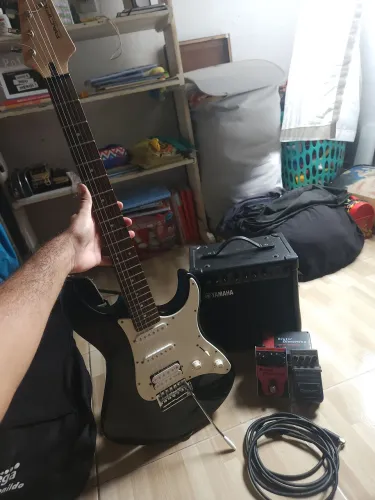 Guitarra Yamaha pacifica + Amplificador Yamaha e pedais.