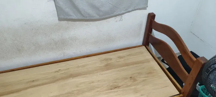 Vende-se cama de solteiro de angelim