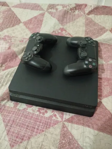 Vendo PS4 slim 1 terá com Cd de desbloqueio, 3 manetes (2 funcionam) 1 sem bateria
