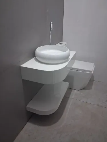 Cuba de louca e bancada em porcelanato na cor branca com torneira inclusa