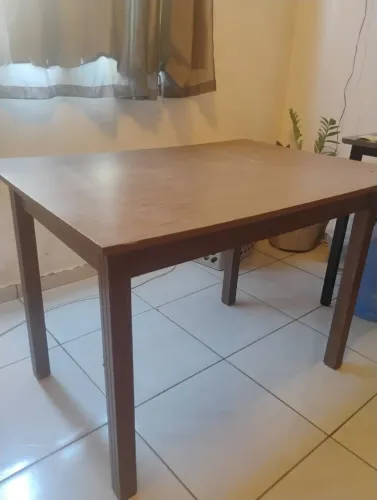 Mesa com quatro cadeiras