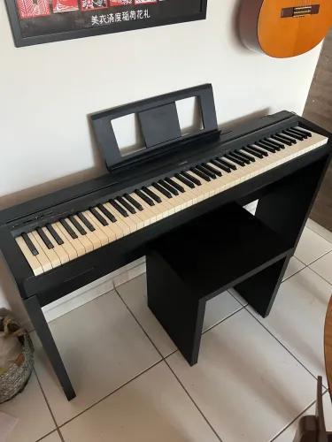Piano teclado Yamaha p-45 com mesa e banco