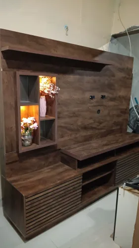 Painel/Rack para TV Moderno com LED e Nichos Decorativos - Estilo Ripado - R$ 400