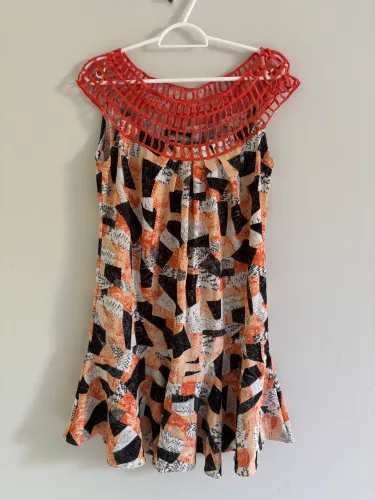 vestido laranja estiloso