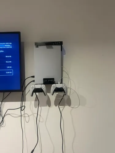 PlayStation 5 + 2 controles + 8 jogos + suporte parede