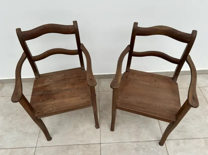 Vendo duas cadeiras de antiquário
