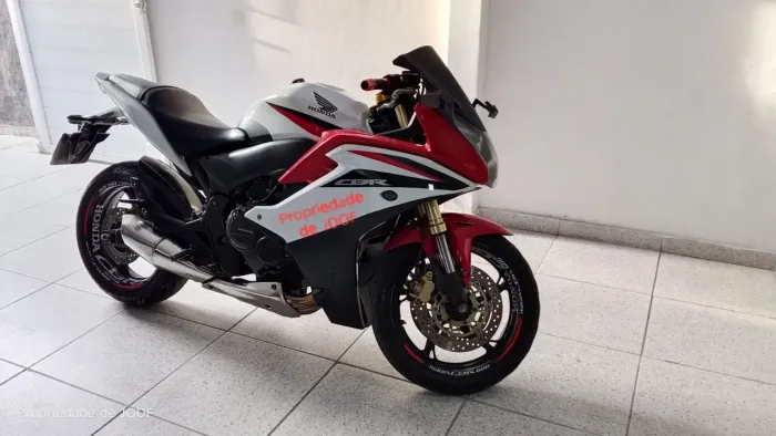 CBr 600 F 2012 a famosa Hornet carenada.