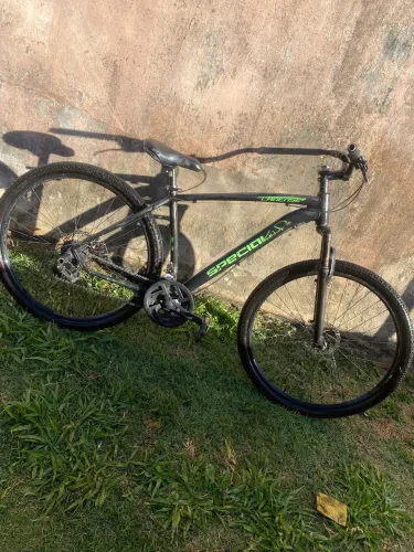 bicicleta aro 29 preta com poucos detalhes, se encontra em um bom estado.