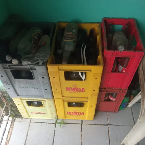 Grades de cerveja e de coca cola de vidro