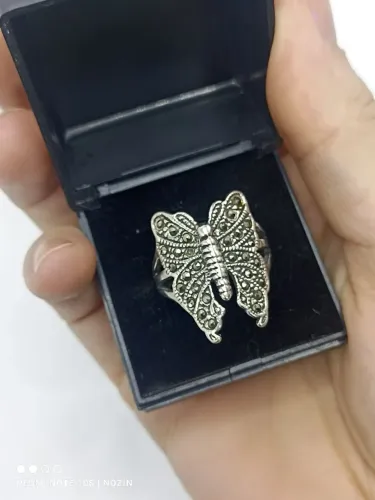 Anel de prata em formato de borboleta com marcassitas.