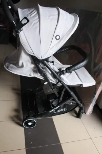 Carrinho de Bebê Passeio Compacto Oppa até 15 kg Cinza