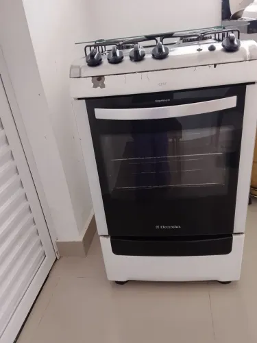 Fogão Eletrolux 4 bocas elétrico forno funcionando .