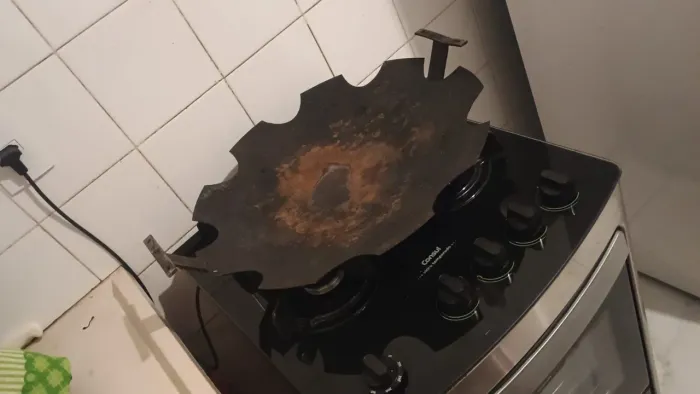 Disco de arado e churrasqueira