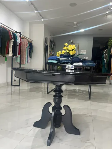 Mesa retrô de madeira verdadeira linda