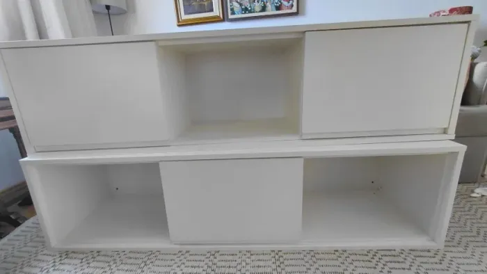 Conjunto de nichos superiores com portas tamponadas e vão.