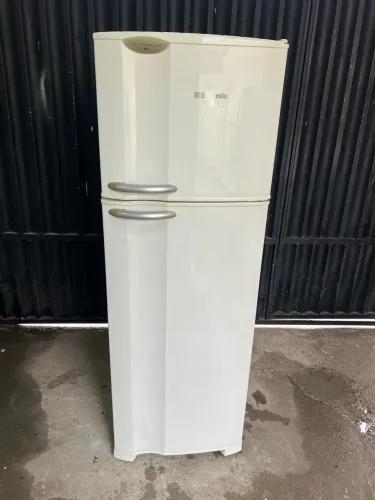 Geladeira Electrolux 370 litros gelo seco conservada 