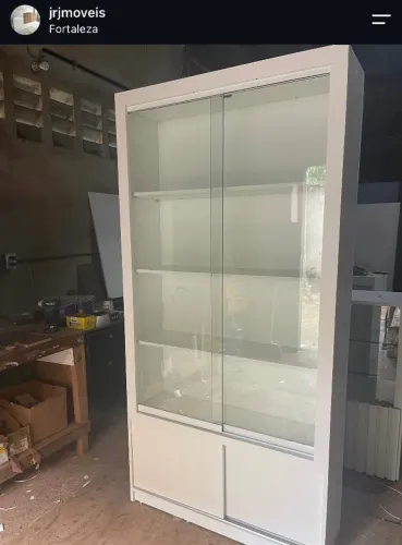 Estante expositora com portas de vidro