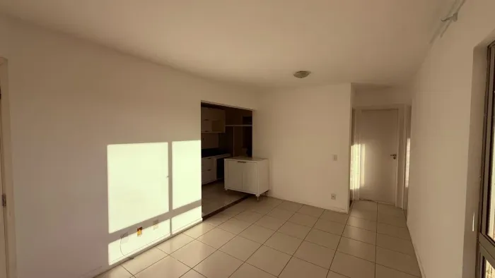 Alugo apartamento no 2º andar semi-mobiliado com 2 quartos sendo um 1 suíte no Condomínio