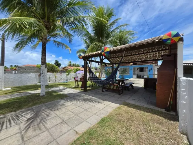 Casa de praia com 03 quartos e ampla área de lazer privativa à venda na Praia Azul em Piti