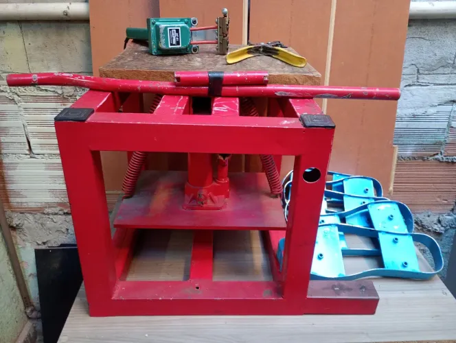 Vendo Maquina de trazer Chinelo + 5 Facas + Frizadora + Alicate de furo