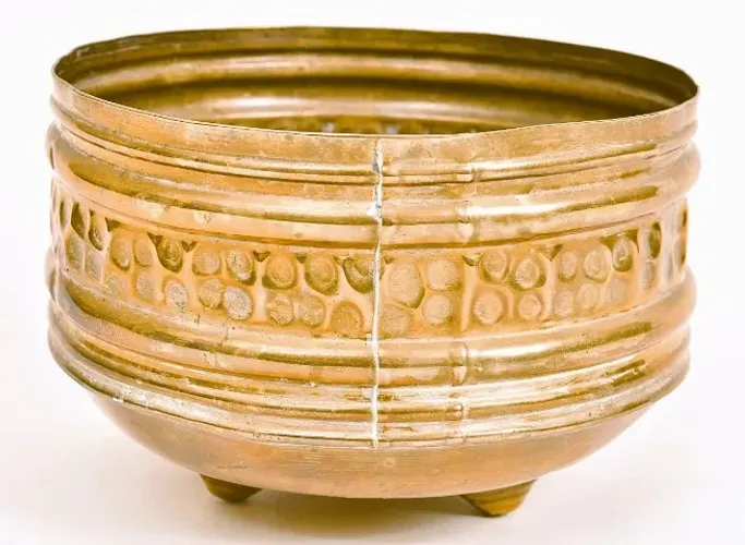 Vaso Cachepot em metal martelado dourado Trabalhado em baixo relevo