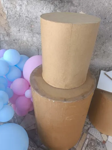 3 CILINDROS ( PEQUENO, MÉDIO E GRANDE), UMA ESCADA COM 4 PRATELEIRAS E 1 PALCO M.