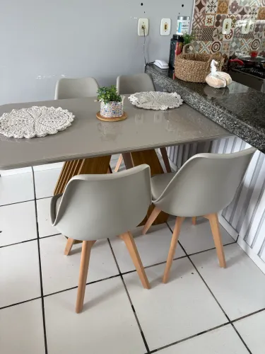 Mesa com 4 cadeiras ( cadeiras super novas , não tem nem 1 mês que comprei?