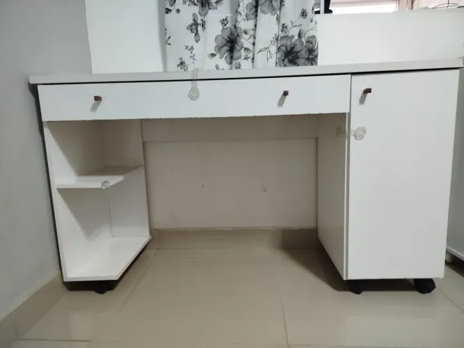 Mesa de Escritório Branca com Rodinhas - Bem Conservada