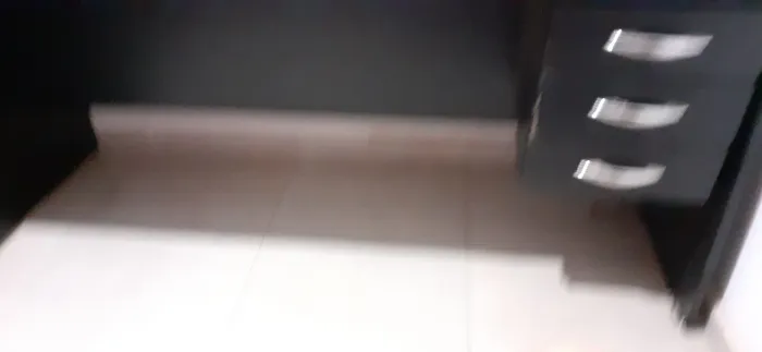 Mesa e cadeira de escritório.
