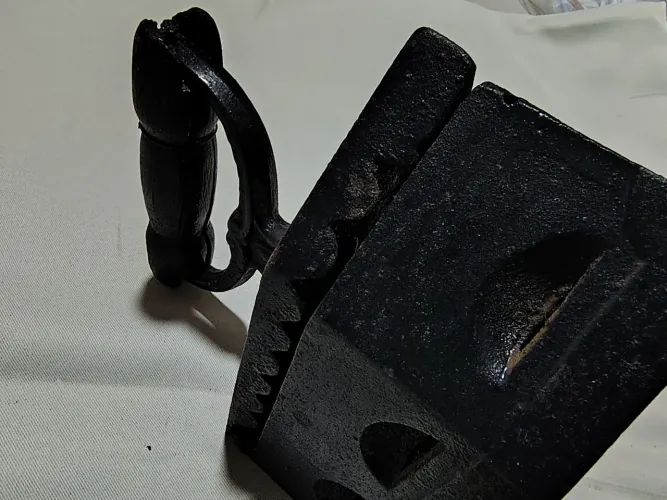 Ferro antigo de brasa, passar roupas 