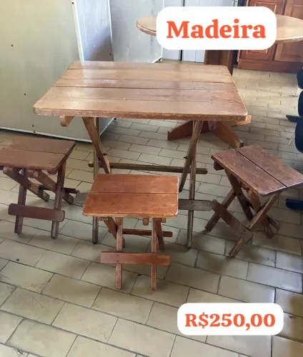 Mesa Desmontável de Madeira com Banquinhos