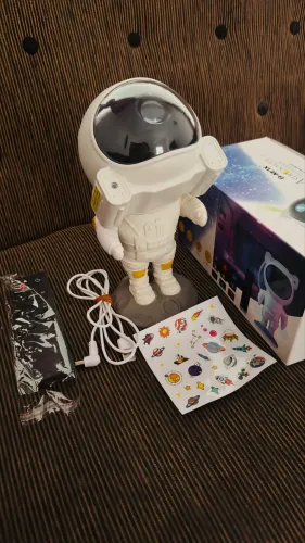 Projetor Astronauta Galaxy LED + Controle Remoto | Luz Noturna Estrelas