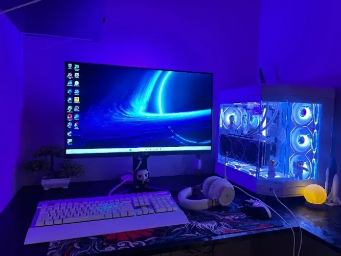 PC Gamer White Premium | Ryzen 7 9700X | RX 6900 XT 16GB | 32GB DDR5 | Monitor AOC Hero 27