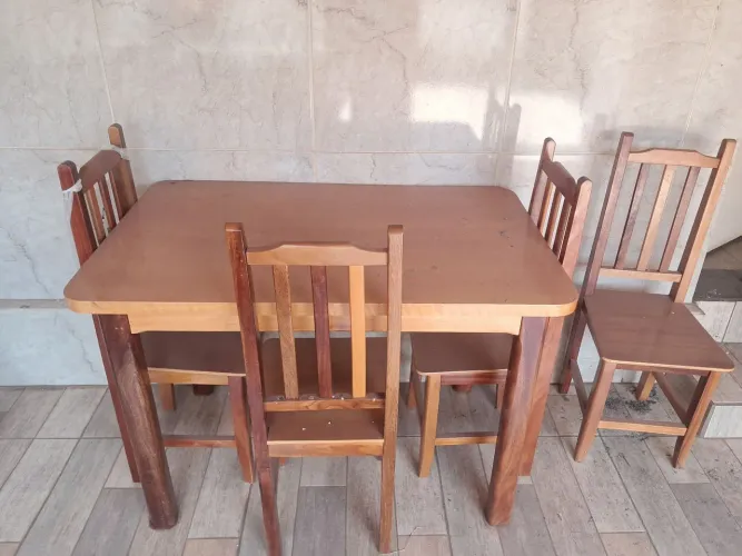 Mesa de madeira sem detalhes, ideal pra área e pra quem gosta de Mesa de madeira