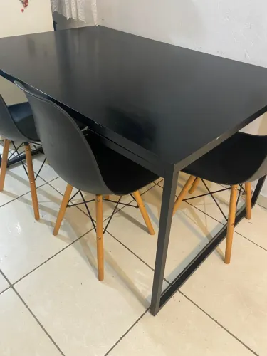 Mesa de jantar preta com 3 cadeiras - ótimo estado