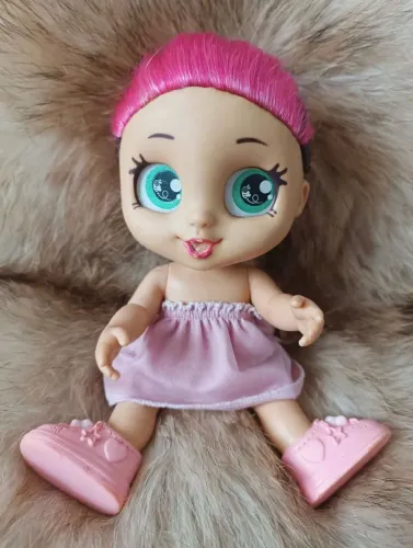 Boneca Bee Toys 30cm cabelo rosa com avaria no cabelo atrás 