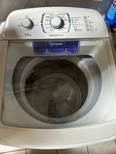 Máquina de lavar roupa 14kg Electrolux cesto inox sem batedor central / pouco uso