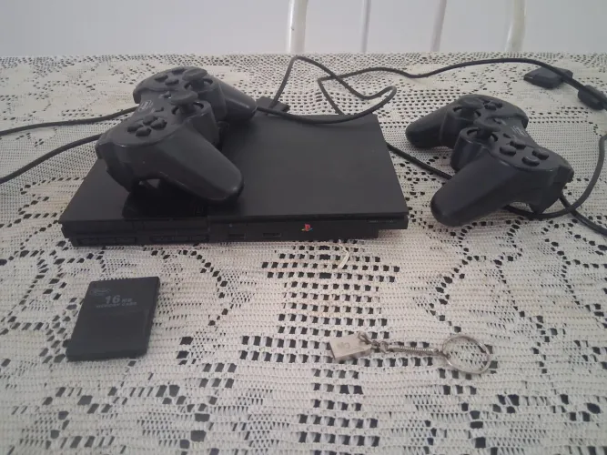 PS2 SEMI NOVO BEM CONSERVADO.. VEM COM MAIS DE 20 JOGOS FUNCIONANDO PERFEITAMENTE.. 