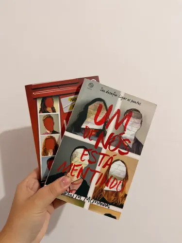 Livros um de nois está mentindo e um de nós é o próximo 