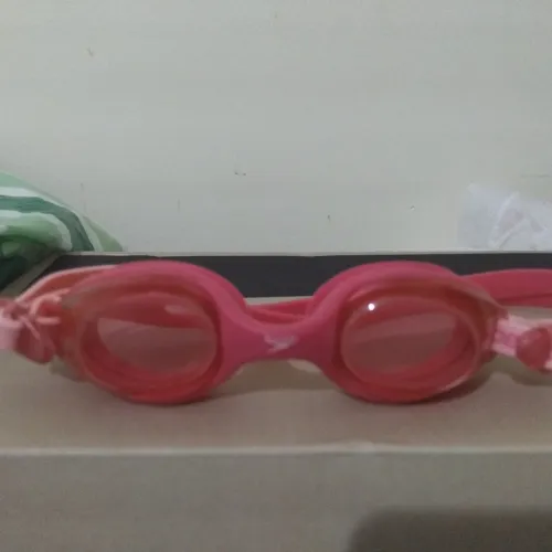 Óculos de natação sendo rosa infantil