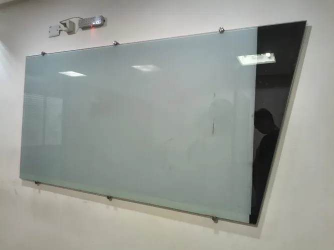Cadeiras de colégio e quadro