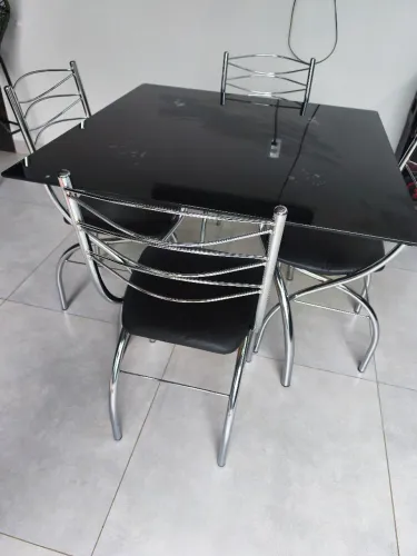 Mesa com 4 cadeira 