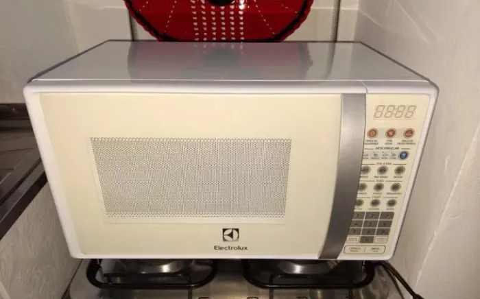 Micro-ondas Electrolux 20l Branco MTO30 127V (Defeito)