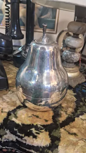 Pera, em metal espessurado a prata medidas 16 cm.