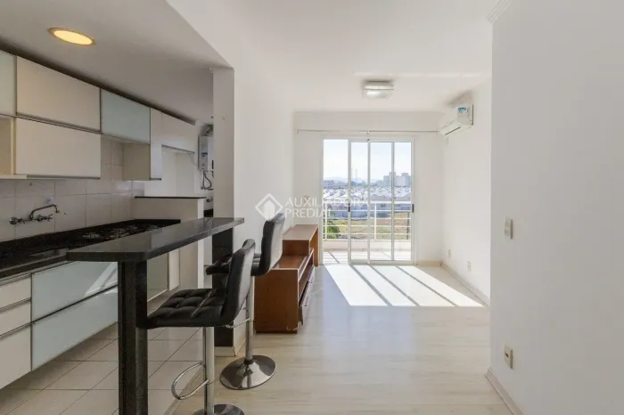 Apartamento semi mobiliado com 2 quartos e sacada para locação no bairro Igara