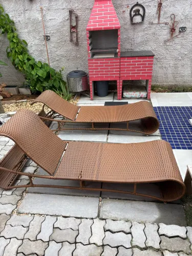 Conjunto de piscina e mesa com 4 cadeiras