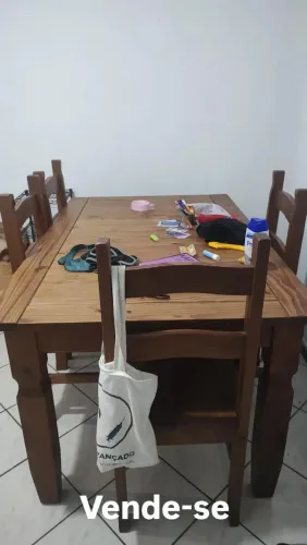 Mesa de 4 cadeiras, toda de madeira, com 2X1 metros