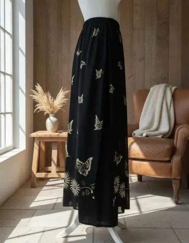 Calça preta com sobressaia longa e estampa em cor creme - crepe de seda - marca Composé
